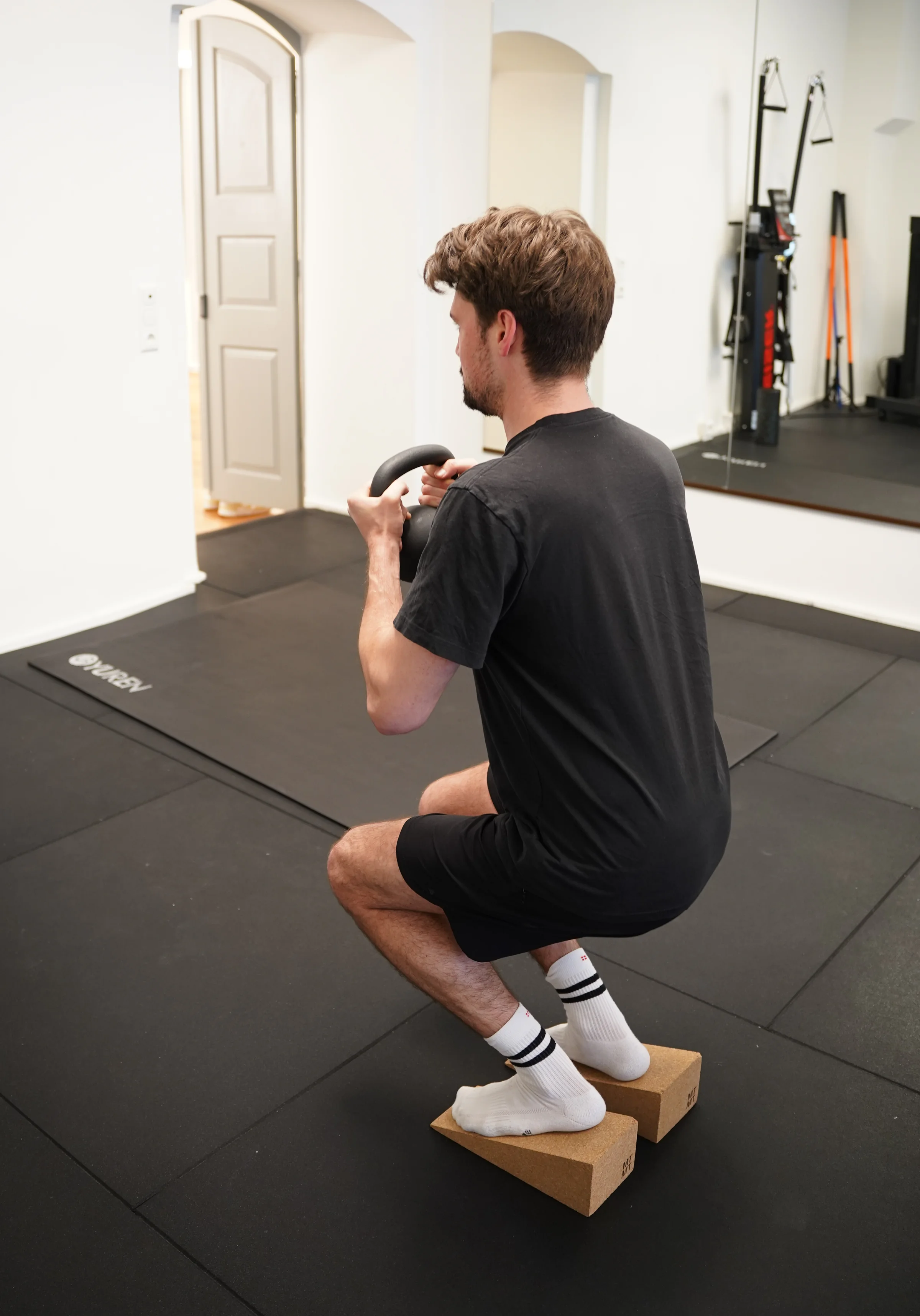 Aktive Physiotherapie & Rehabilitation – Kniebeuge-Training Nessenius Therapie München